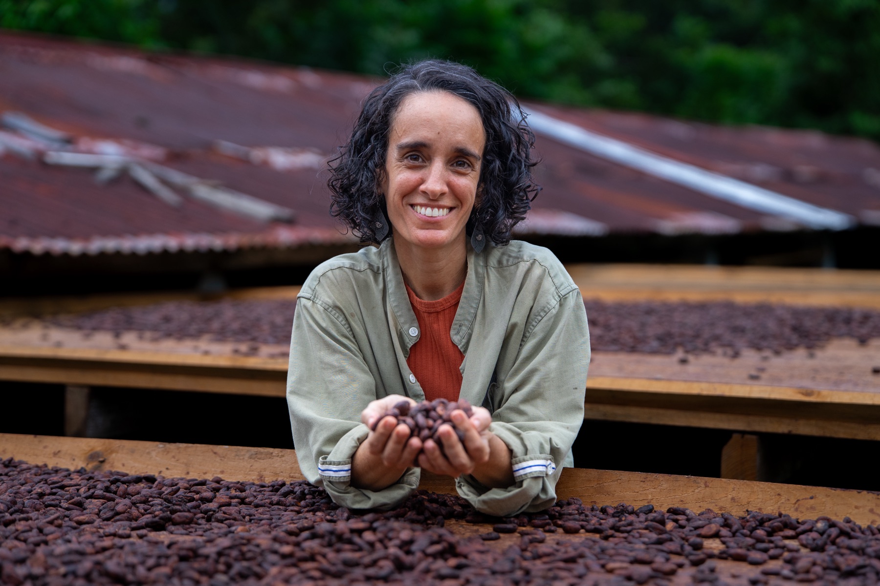Altair Rodríguez con cacao secándose al sol · Finca Tierra Negra